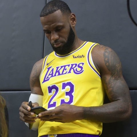 美记：NBA修订政策 禁止球员和教练从跳球到比赛结束期间使用手机